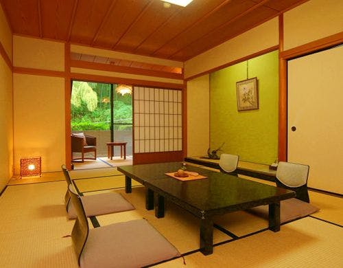 竹林を望む静かな客室