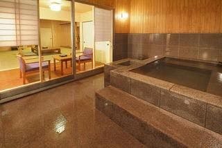 ห้องพัก + อ่างอาบน้ำกึ่งกลางแจ้ง