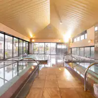 ห้องอาบน้ำสาธารณะที่สว่างสดใสและรู้สึกดีเมื่อแสงแดดส่องเข้ามา