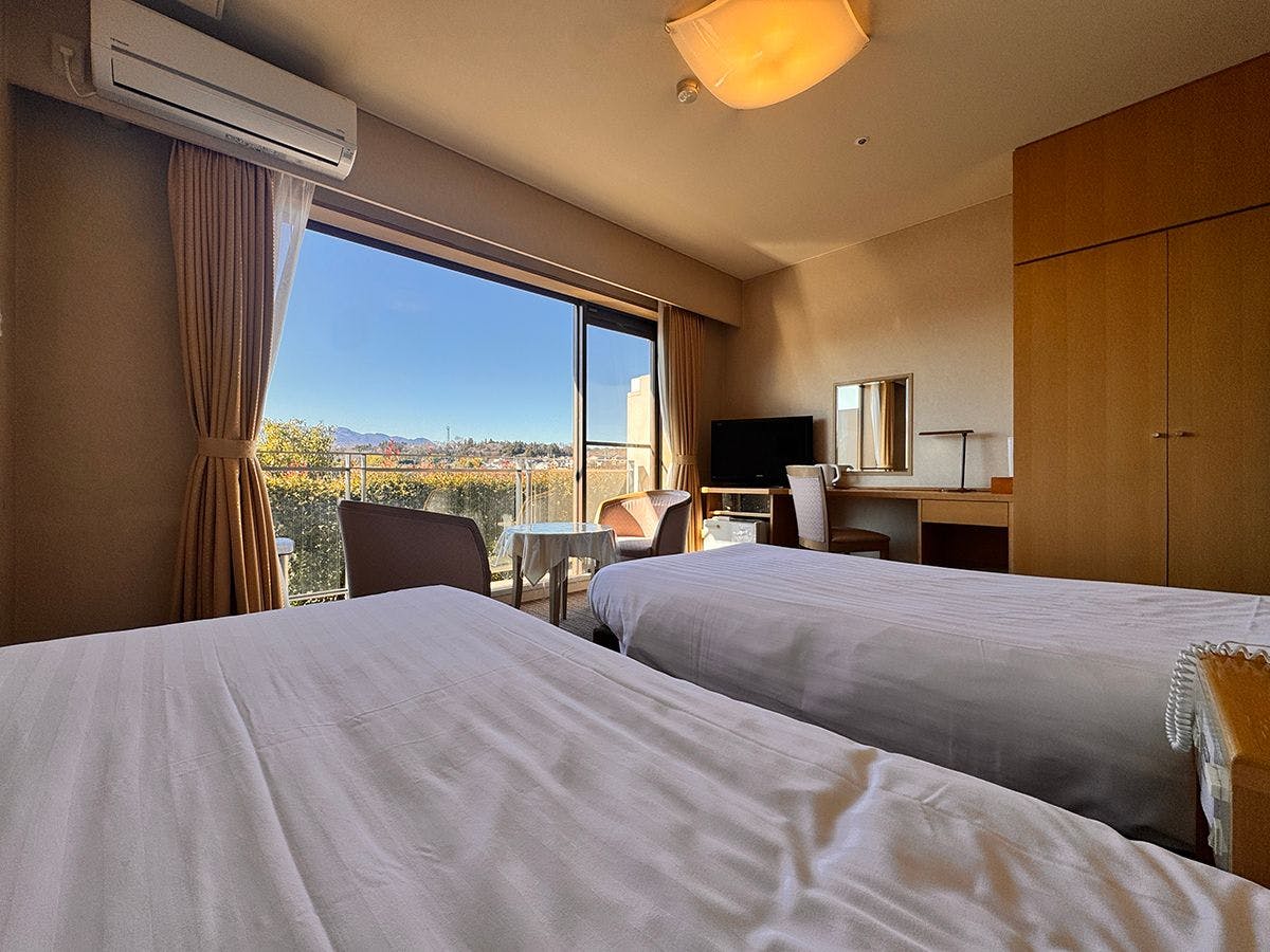 Kamar Twin Bergaya Barat