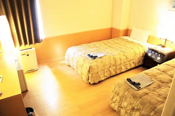 ห้องพักแบบเตียงคู่มาตรฐานพร้อมพื้นไม้