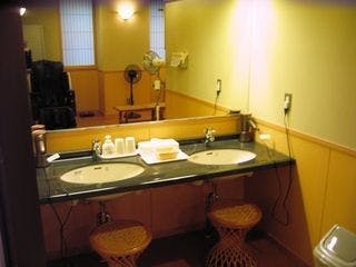 ห้องแต่งหน้าที่ห้องอาบน้ำสาธารณะ