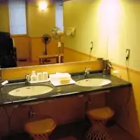 ห้องแต่งหน้าที่ห้องอาบน้ำสาธารณะ