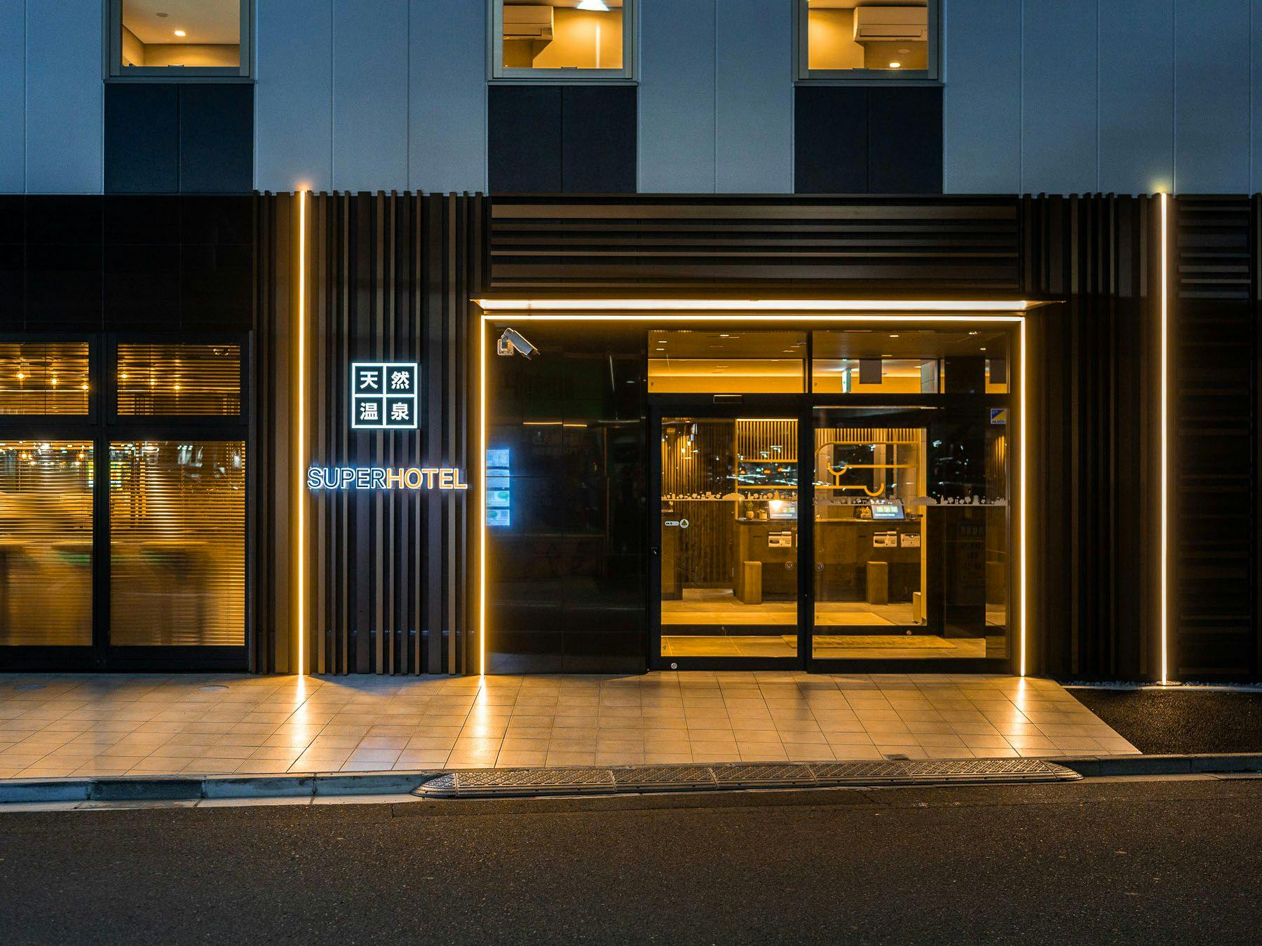 밤에는 조명으로 세련된 분위기를 연출합니다.