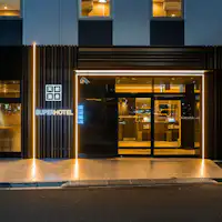 밤에는 조명으로 세련된 분위기를 연출합니다.