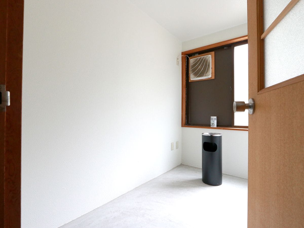 【พื้นที่สูบบุหรี่】ตั้งอยู่ที่ส่วนท้ายของทางเดินห้องพัก