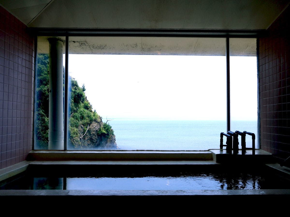 น้ำพุร้อนไทชะ "นิฟุตะ โนะ ยุ" ที่มีคุณภาพน้ำที่นุ่มนวล