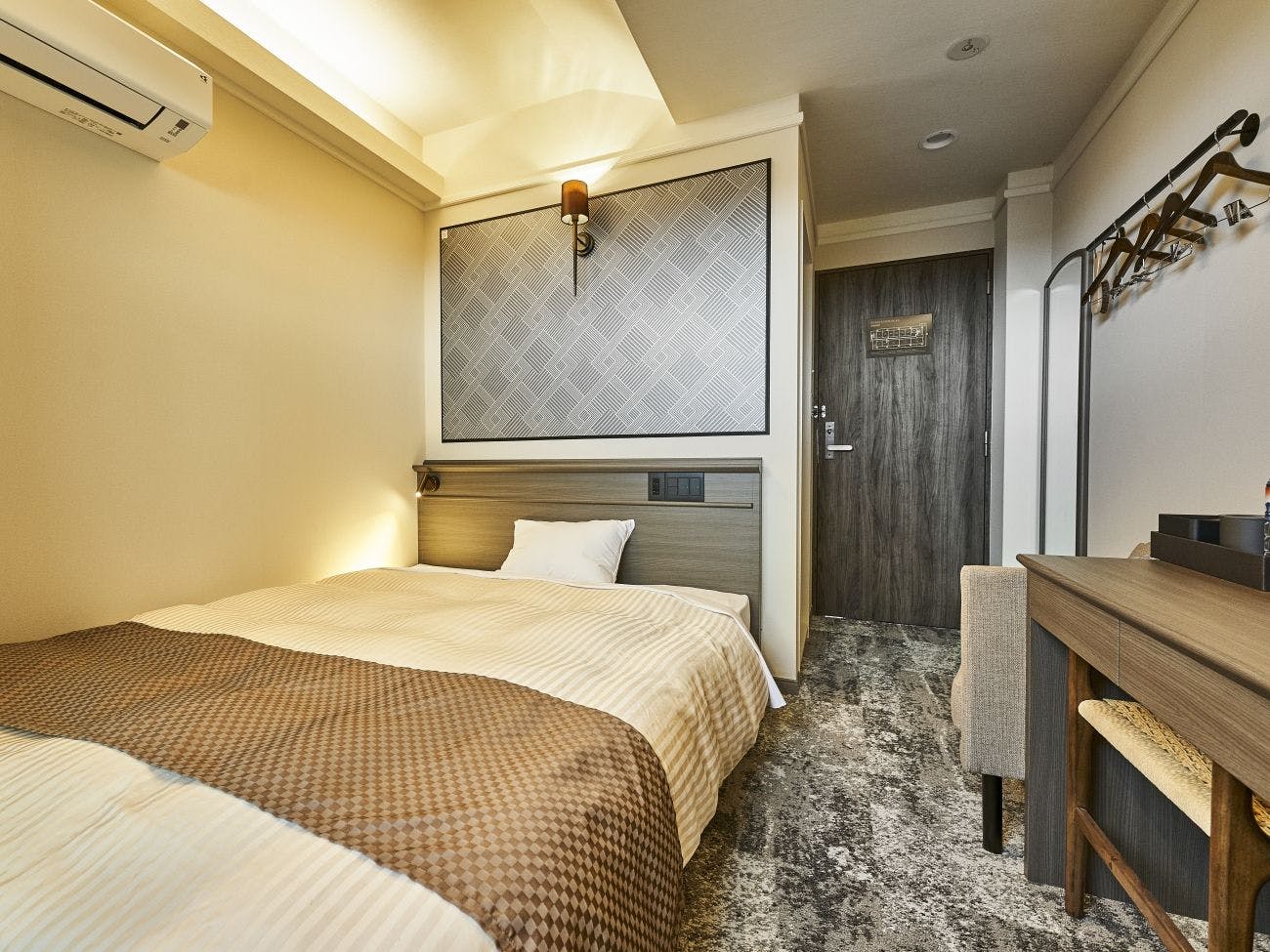 ตัวอย่างห้องพักแบบตะวันตกเตียงคู่พร้อมอ่างน้ำพุร้อนกลางแจ้ง