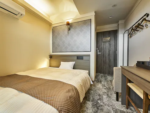 ตัวอย่างห้องพักแบบตะวันตกเตียงคู่พร้อมอ่างน้ำพุร้อนกลางแจ้ง