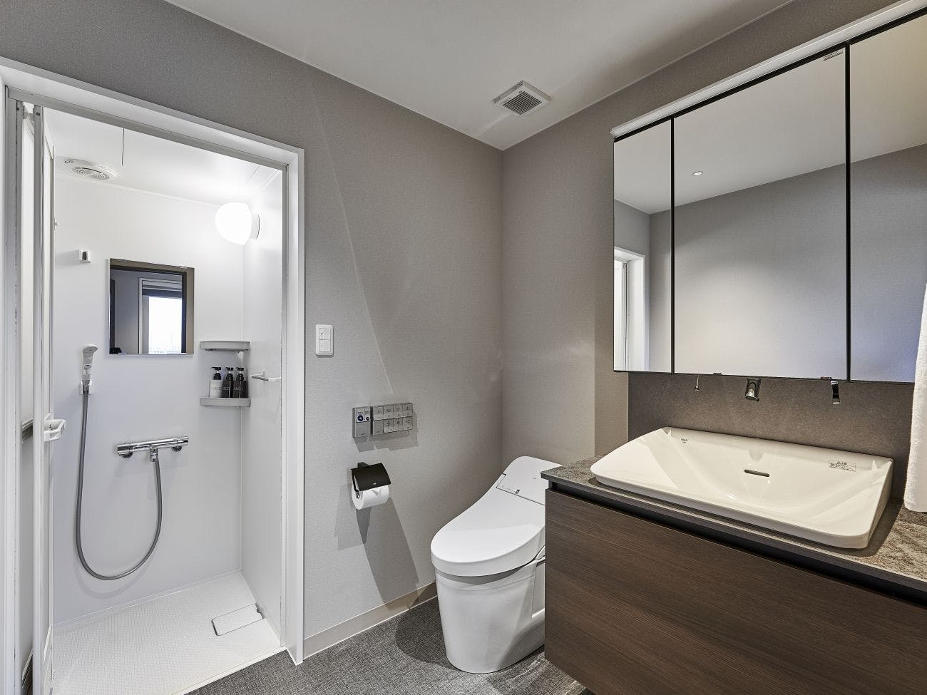 ตัวอย่างห้องพักสไตล์ตะวันตกพร้อมบูธอาบน้ำและน้ำพุร้อนธรรมชาติไหลผ่าน