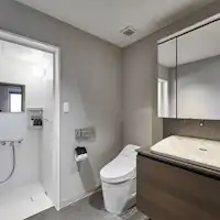 ตัวอย่างห้องพักสไตล์ตะวันตกพร้อมบูธอาบน้ำและน้ำพุร้อนธรรมชาติไหลผ่าน