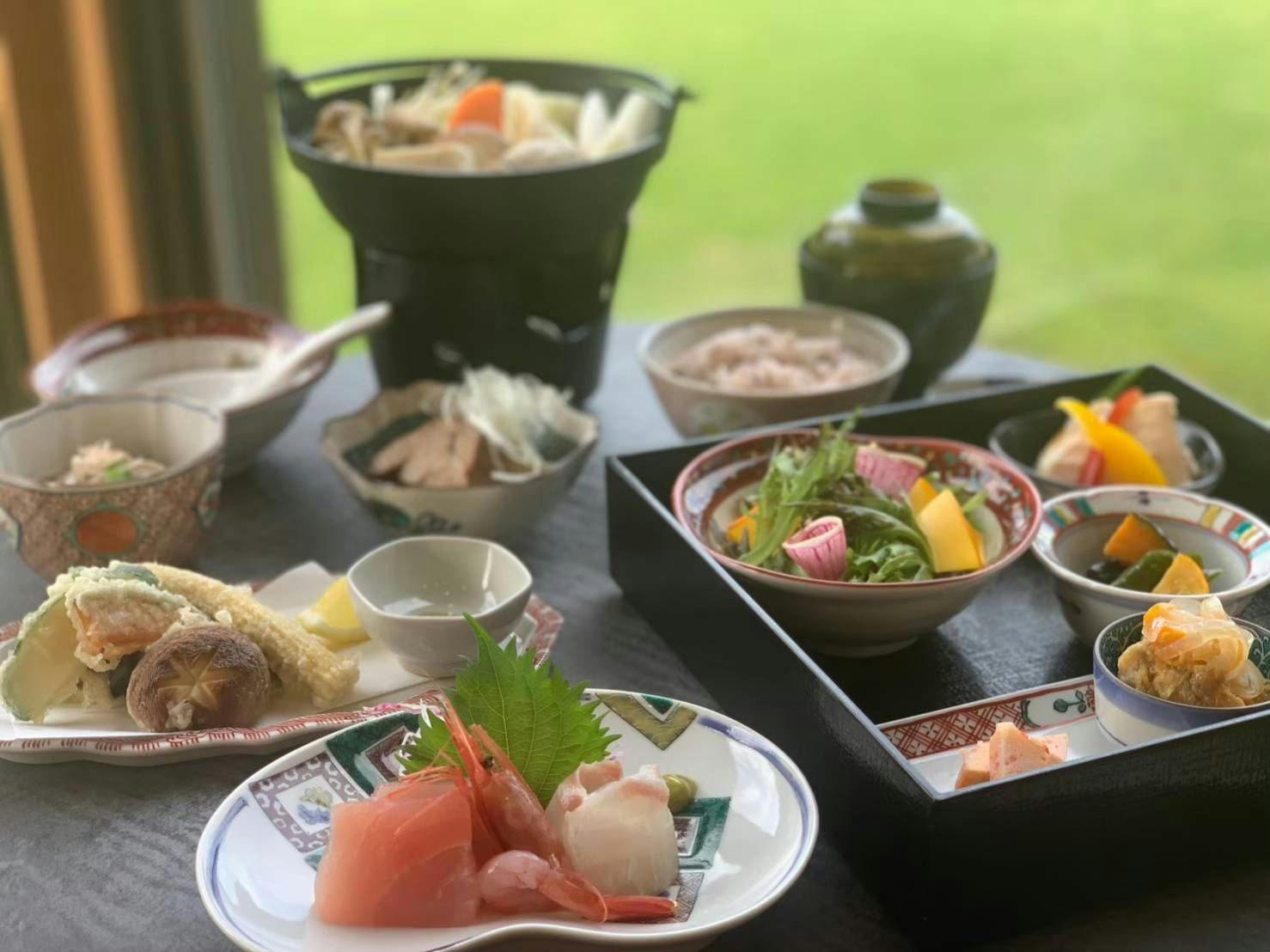 อาหารฟิวชั่นญี่ปุ่น-ตะวันตกที่เสิร์ฟอย่างงดงามบนเครื่องปั้นดินเผาคุทานิ