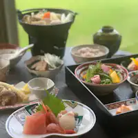 อาหารฟิวชั่นญี่ปุ่น-ตะวันตกที่เสิร์ฟอย่างงดงามบนเครื่องปั้นดินเผาคุทานิ