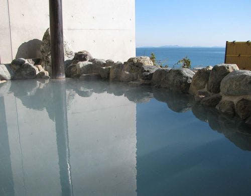 ・【満天の湯】野趣溢れる岩造りの露天風呂