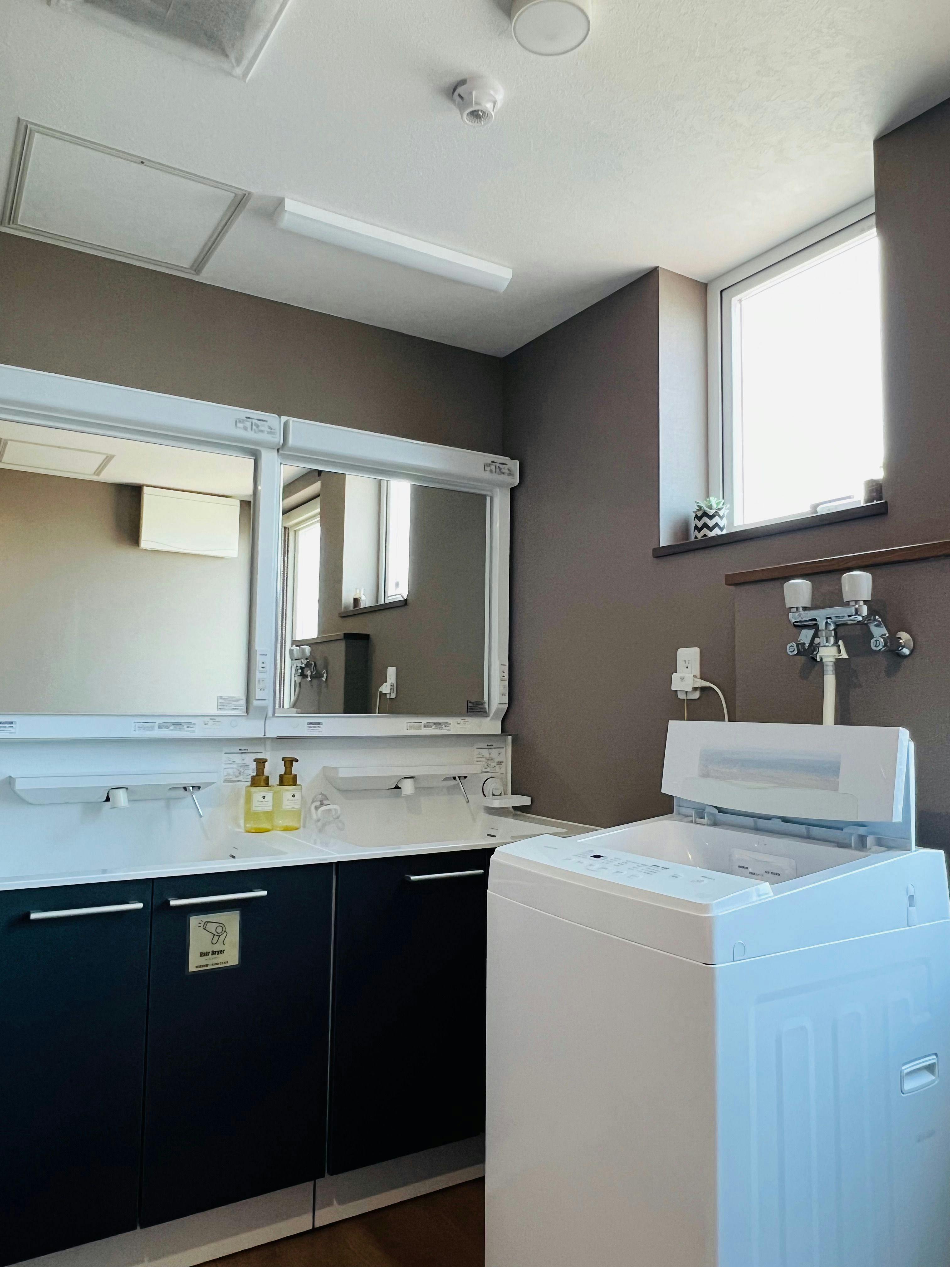 Di dalam gedung (wastafel, mesin cuci)