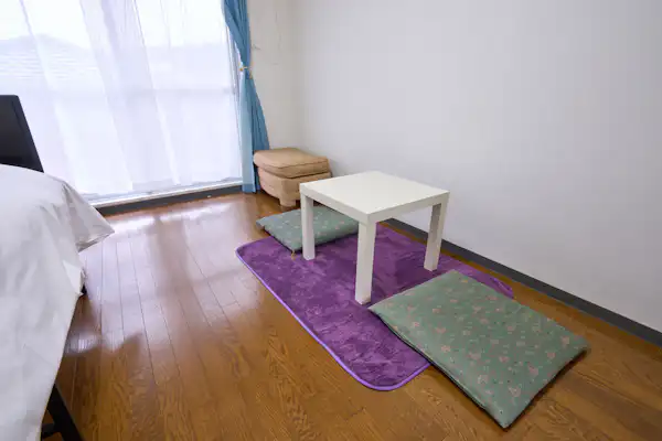 มีโต๊ะในห้องพัก