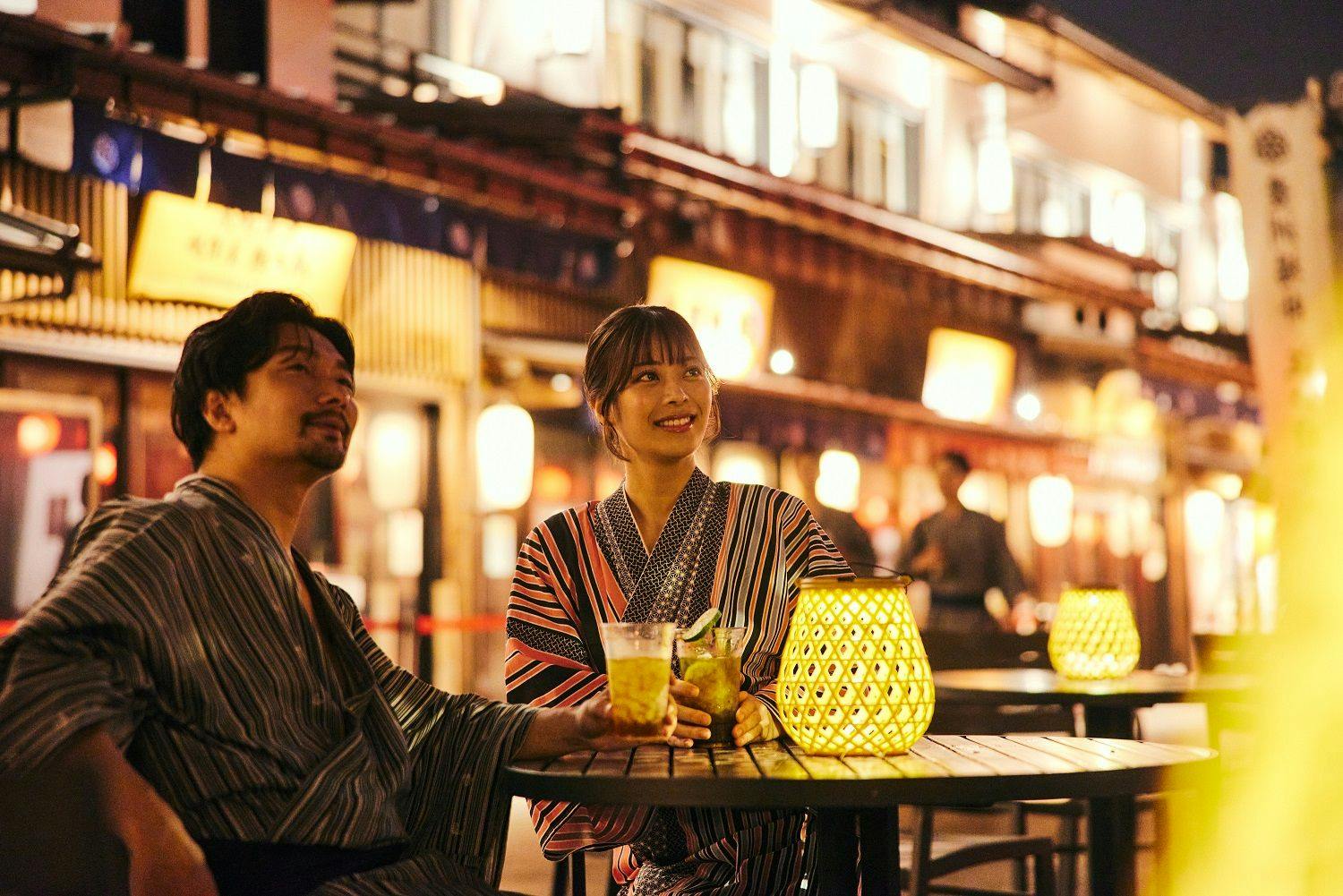 Stroll around the neighboring “Toyosu Senkyaku Banrai” in a yukata.
