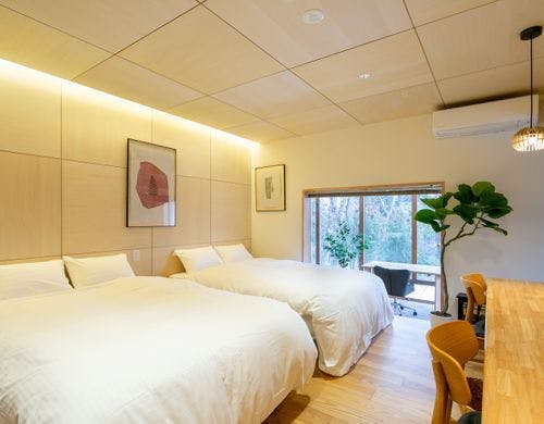 寝室、ダブルベッド２つ