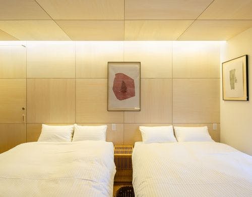 寝室、ダブルベッド２つ