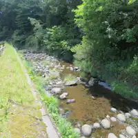 เดินเล่นไปตามเส้นทางเดินเล่นริมแม่น้ำยาว 1 กิโลเมตร