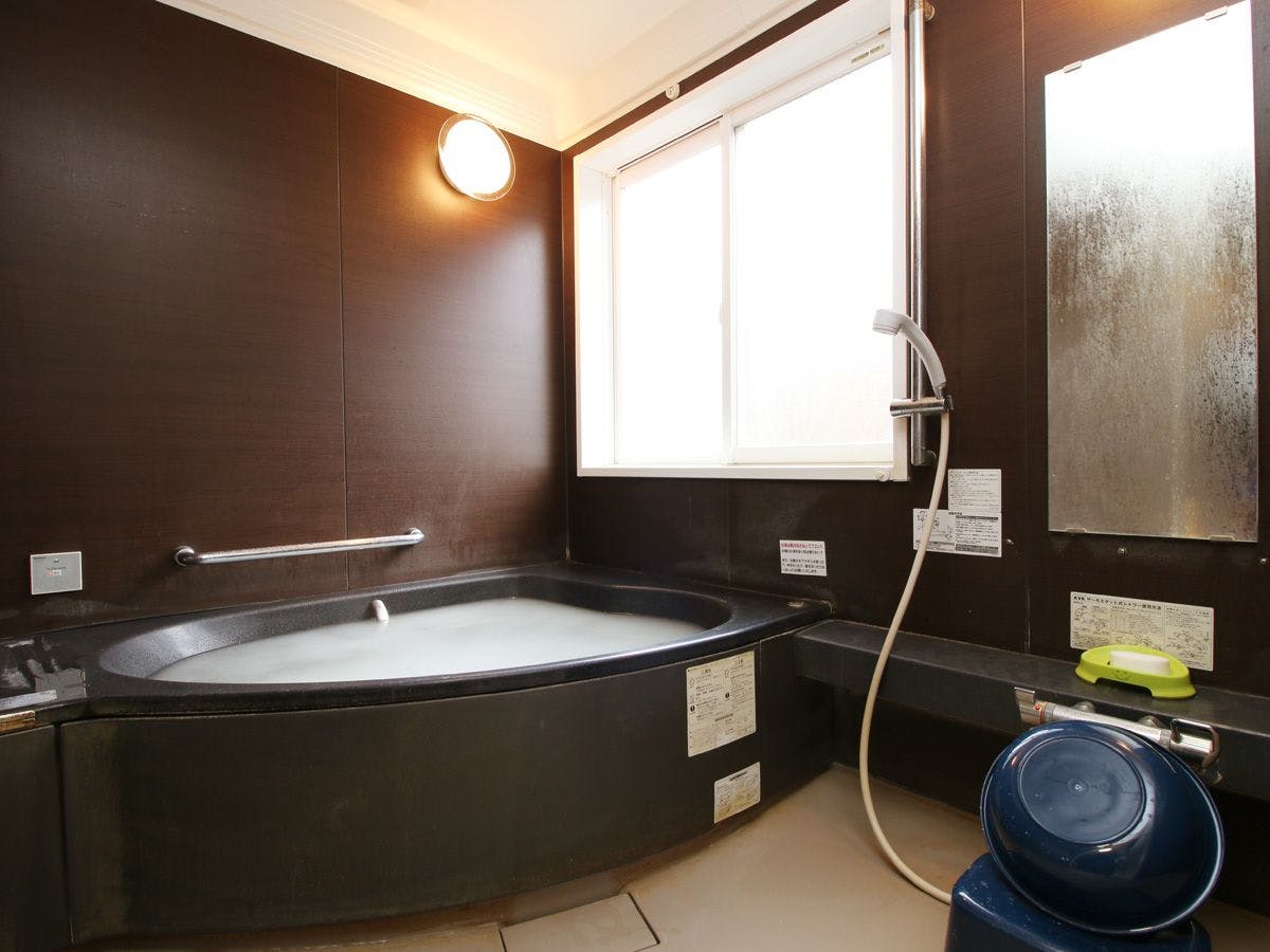 ห้องน้ำ - อ่างอาบน้ำส่วนตัวในอาคารแยก!