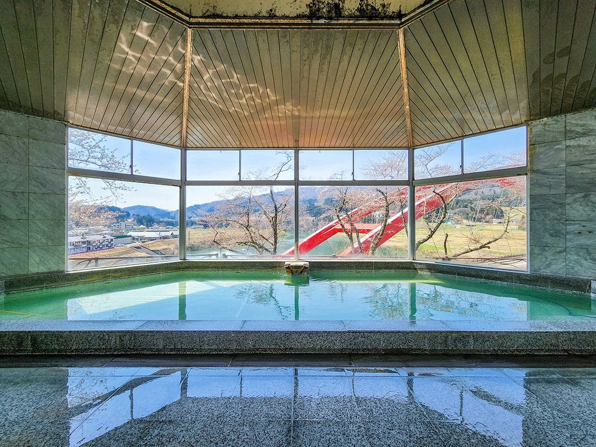 전망이 좋고 넓은 대중 목욕탕