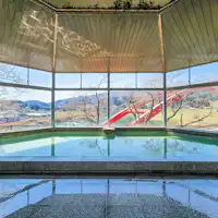 전망이 좋고 넓은 대중 목욕탕