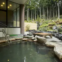 ผ่อนคลายในบ่อน้ำพุร้อนกลางแจ้งที่งดงามราวกับความฝัน