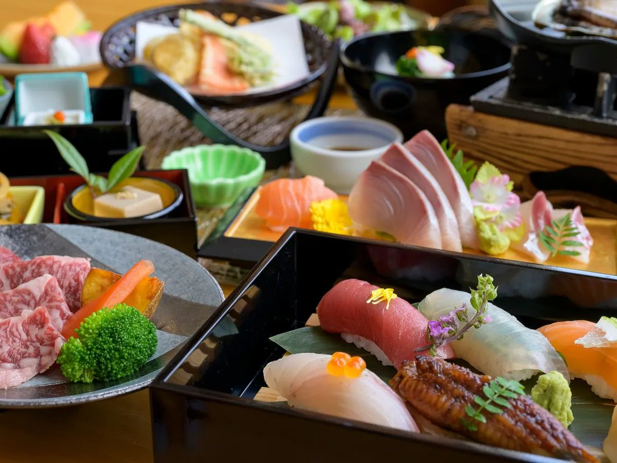 อบาโลนย่างเต้นระบำ・เนื้อวัวญี่ปุ่น・ซาชิมิสดใหม่ในชุดอาหารหรู