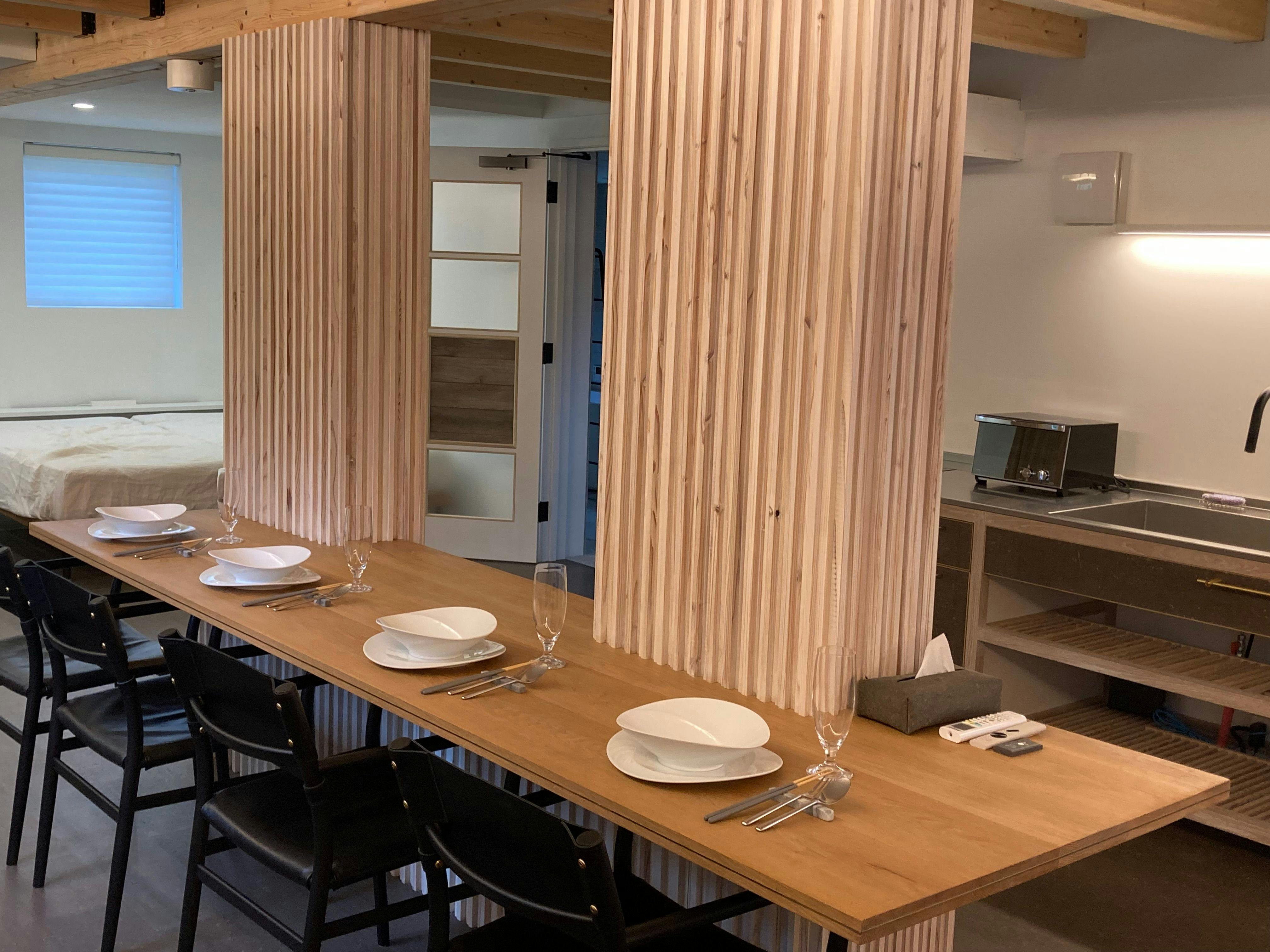 ห้องอาหารมีเคาน์เตอร์ไม้ที่ให้ความอบอุ่น