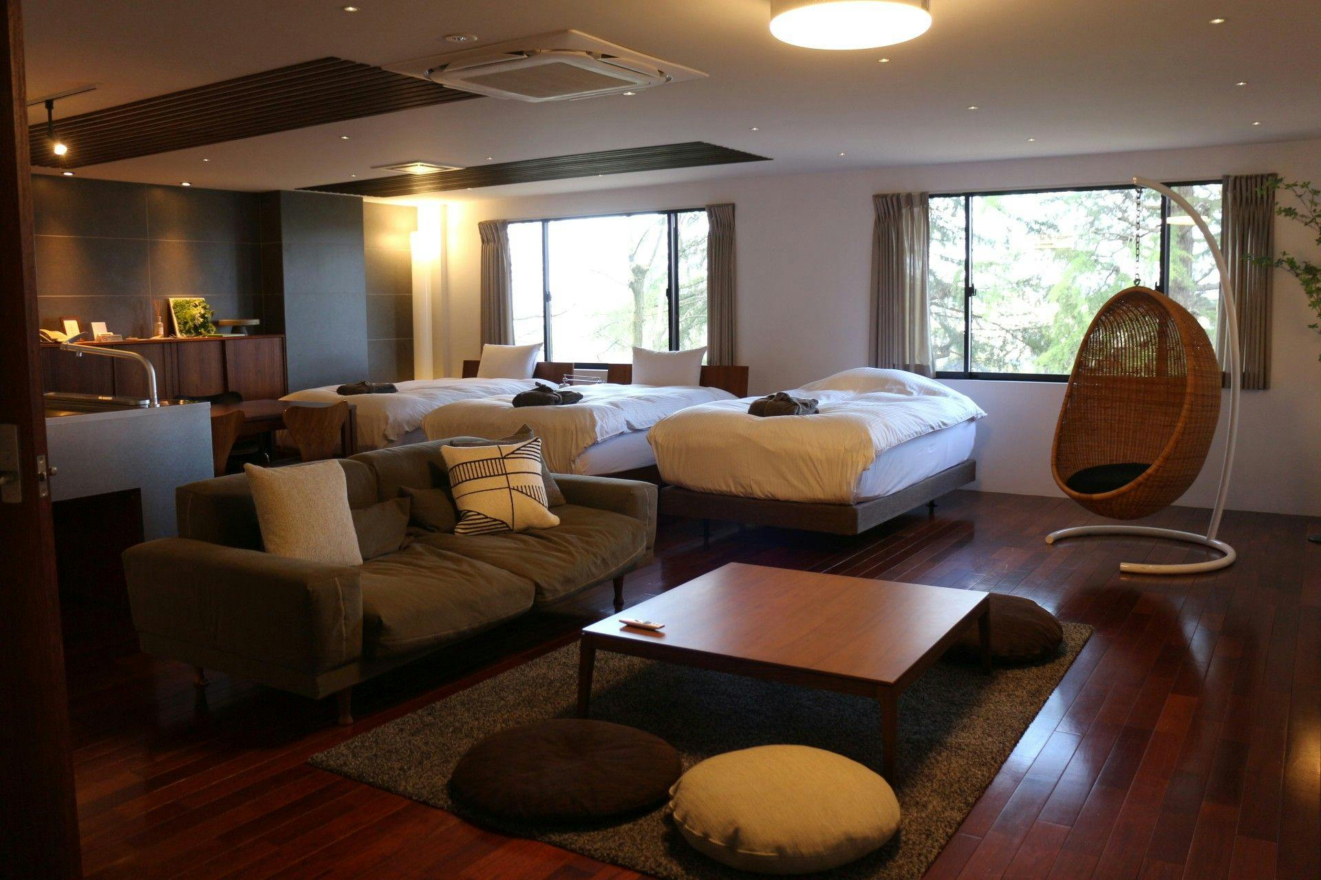 HOTEL S.H.S