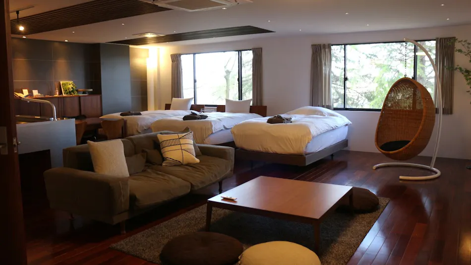 HOTEL S.H.S