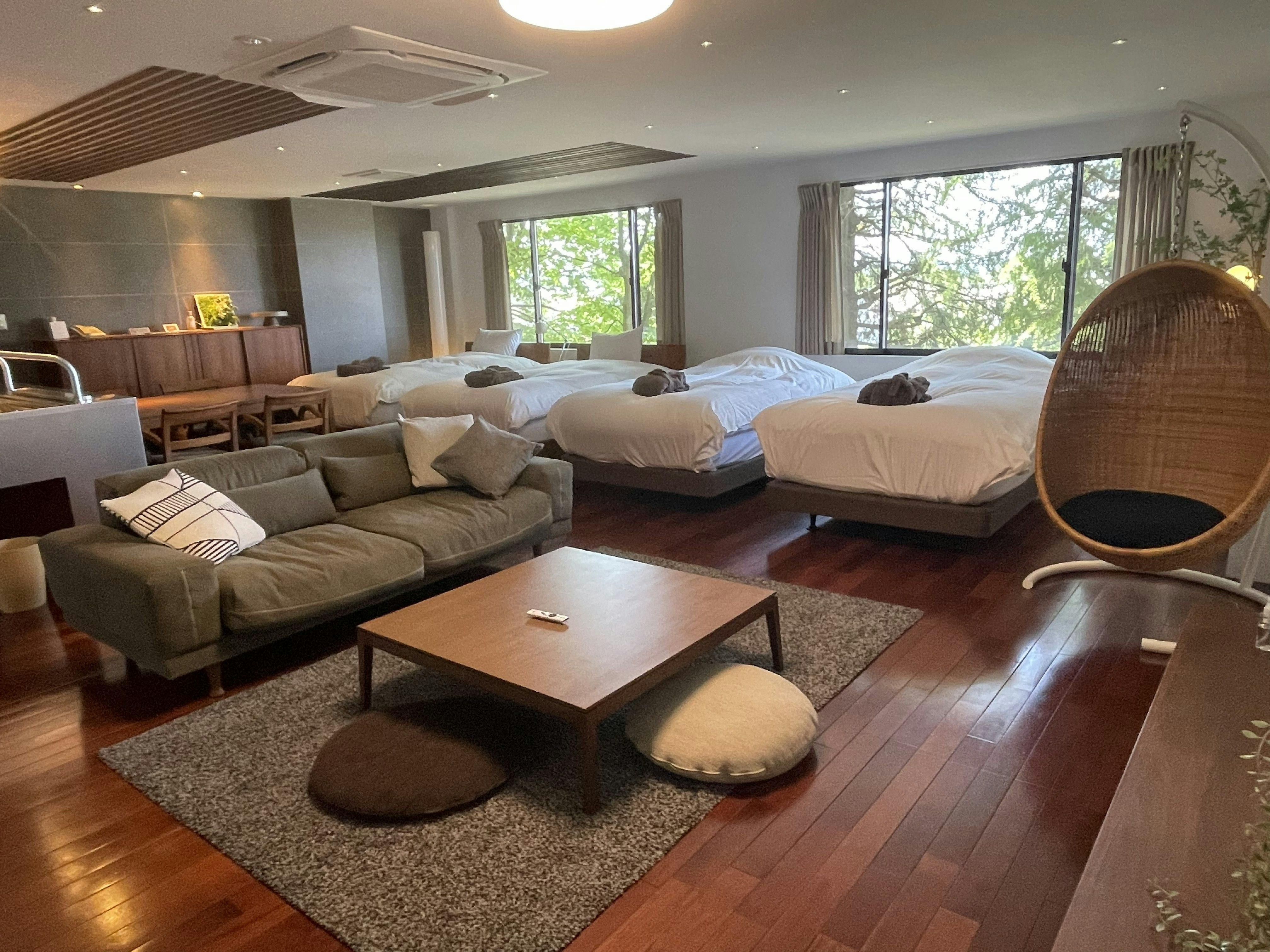 HOTEL S.H.S