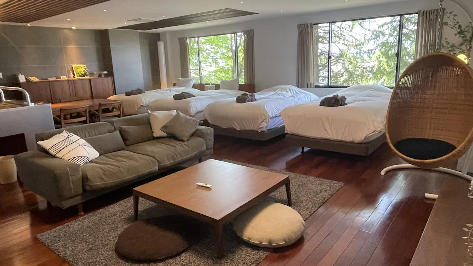 HOTEL S.H.S