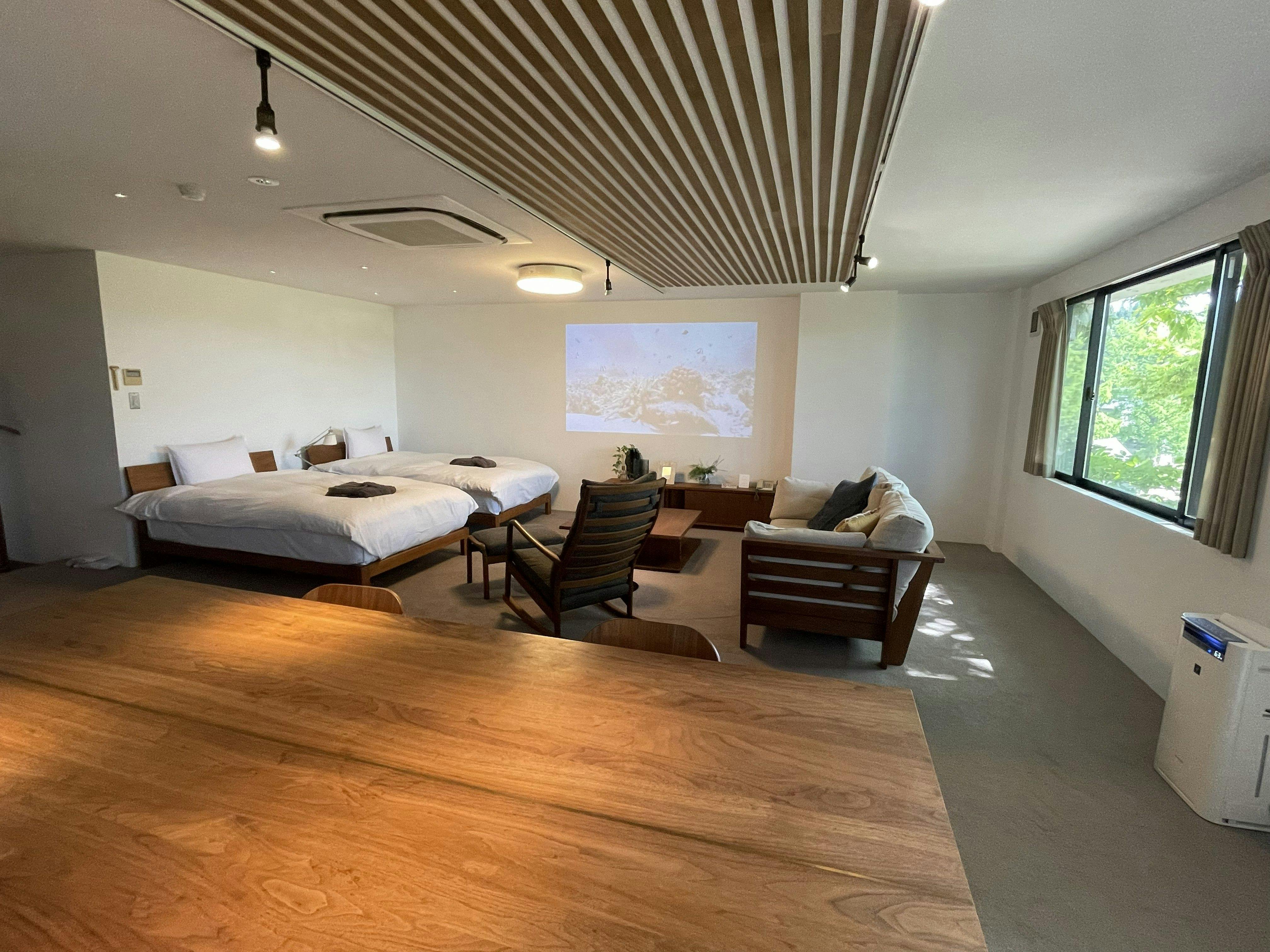 HOTEL S.H.S