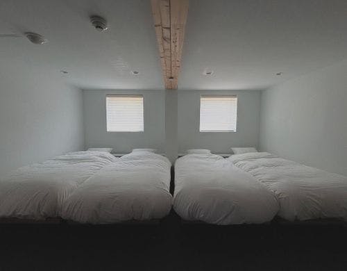 シングルベッド４台を配置。