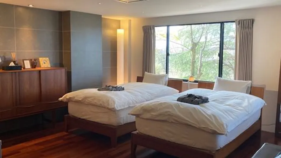 HOTEL S.H.S