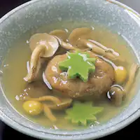 Mochi akar teratai dengan sos pekat kuzu