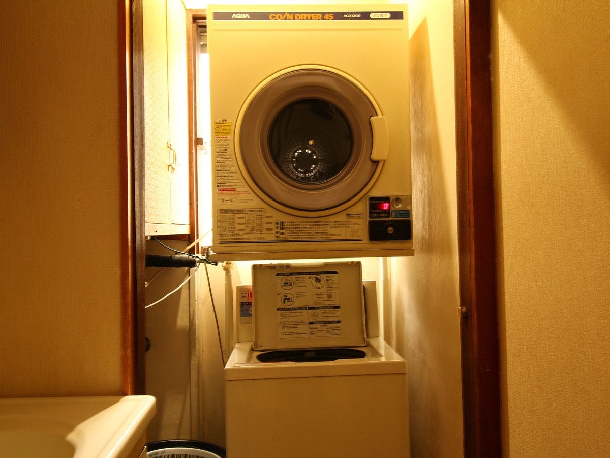 มีบริการเครื่องซักผ้าหยอดเหรียญภายในอาคาร