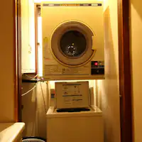 มีบริการเครื่องซักผ้าหยอดเหรียญภายในอาคาร