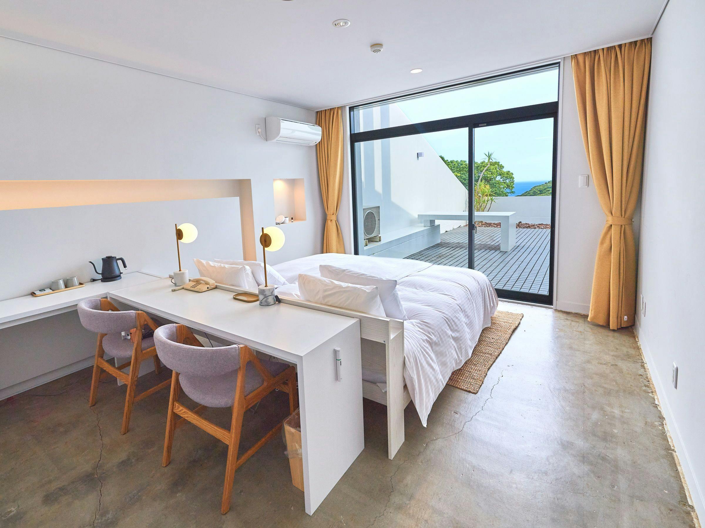 ห้องเตียงคู่พร้อมระเบียง