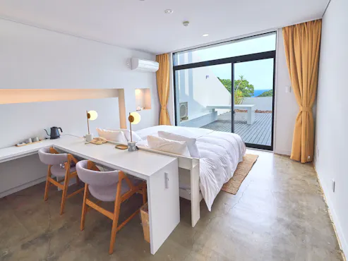 ห้องเตียงคู่พร้อมระเบียง