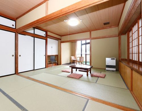 8名が定員の二間和室20畳 *
