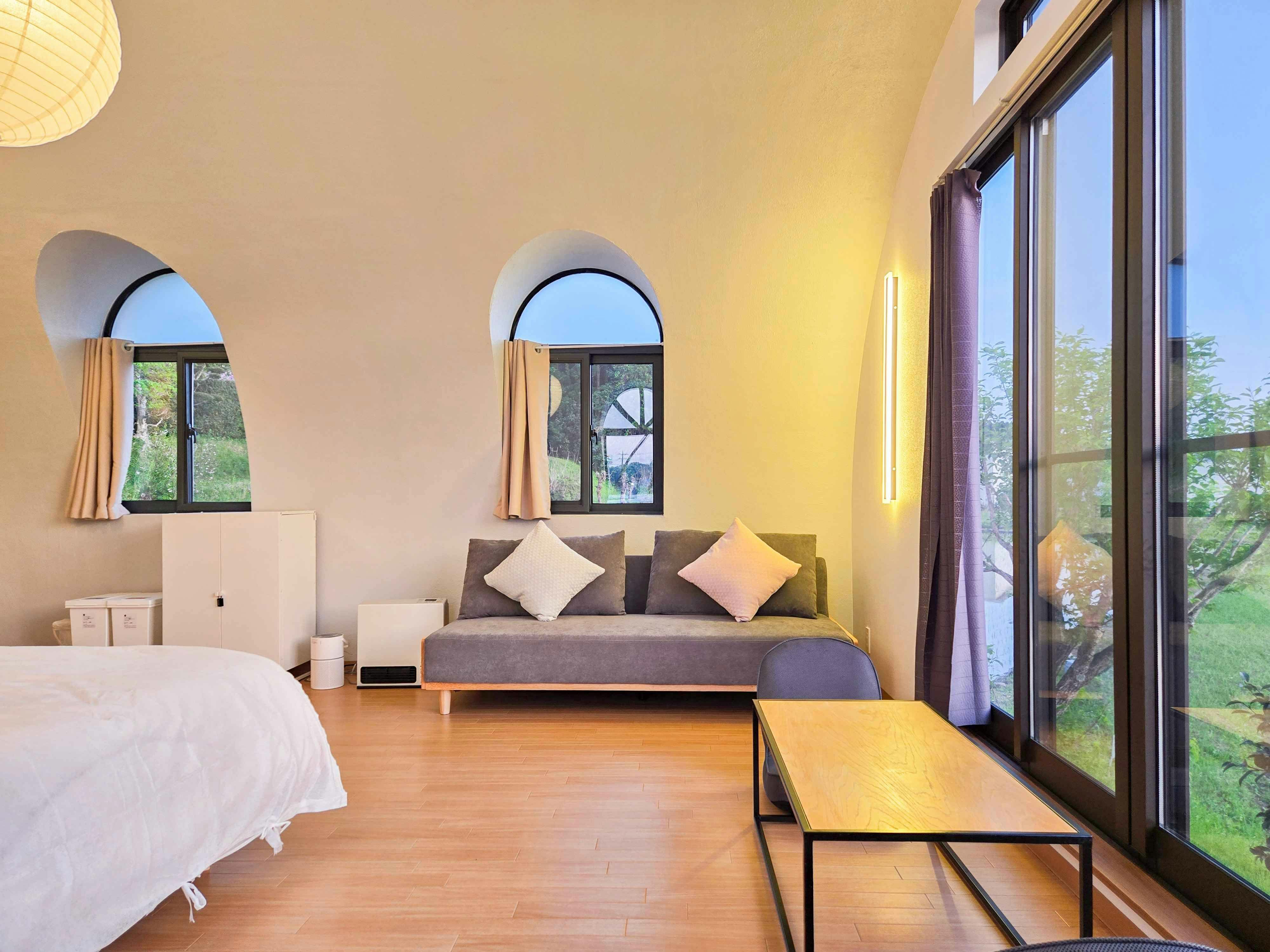 Ruang santai di dekat jendela dengan pemandangan hijau