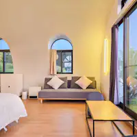 Ruang santai di dekat jendela dengan pemandangan hijau