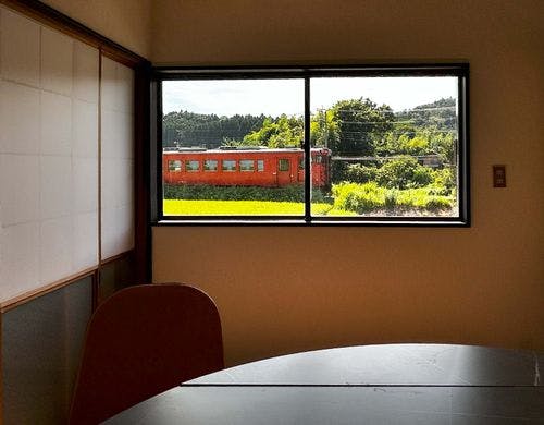 電車が見える窓イメージ