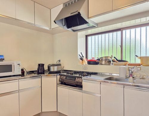 炊飯器・電子レンジ・調理器具を完備