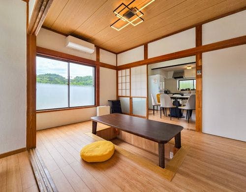 木の温もりと自然光が心地よい和モダン空間