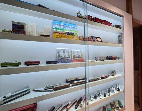 子供も夢中になる鉄道グッズの展示コーナー