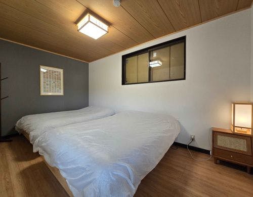 シンプルで美しい和洋折衷の寝室空間